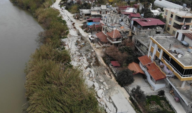Evlerin yakınında bulunan yol depremde yerle bir oldu