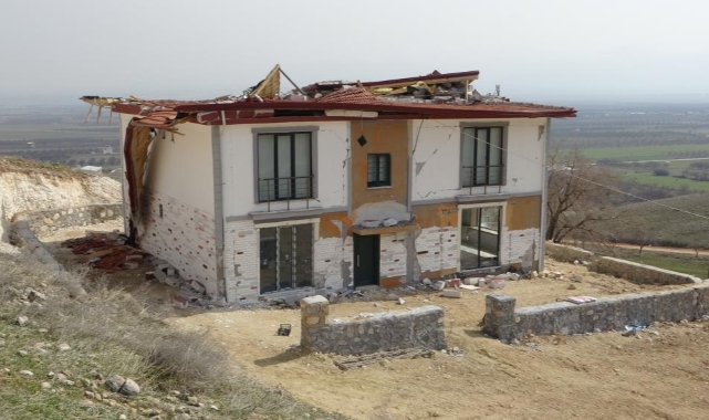 Fay hattı üzerine yapılmış milyonluk ev kağıt gibi dağıldı