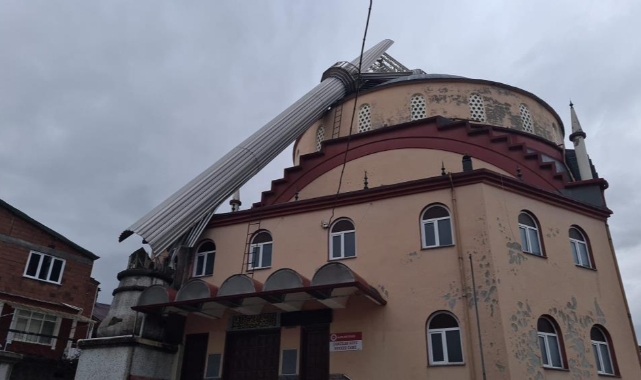 Fırtına caminin minaresini yıktı
