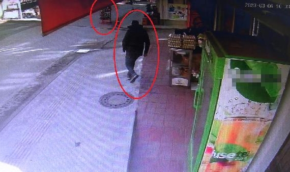 Fırtınada sürüklenen standın peşinden koştu