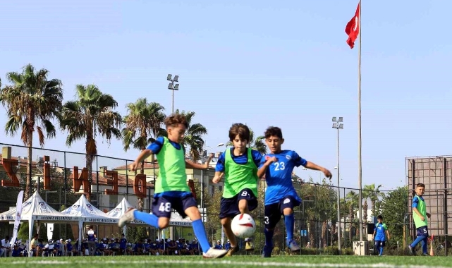 Futbol okulu geleceğin yeteneklerini bekliyor