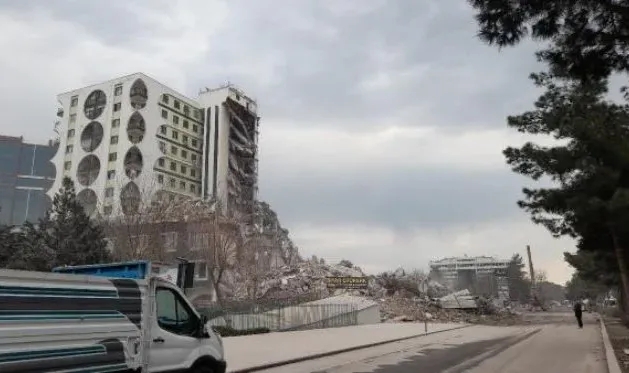 Galeria Sitesi'nin 1 bloğu yıkım sırasında çöktü!