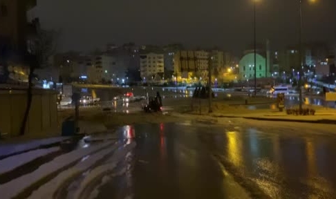 Gaziantep'te dolu yığınında araç mahsur kaldı