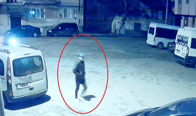Gece vakti araçların lastiklerini kesti
