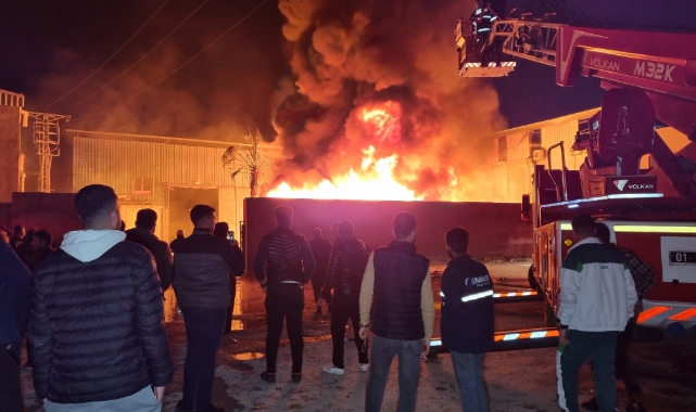 Geri dönüşüm fabrikasının deposu yandı