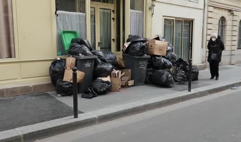 Grev sonrası kaldırımlar çöple doldu