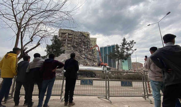 Günlerdir süren yıkımı izliyorlar