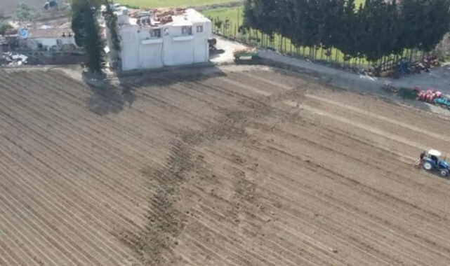 Hatay'da fayın böldüğü çiftlik 4 metre aşağı çöktü