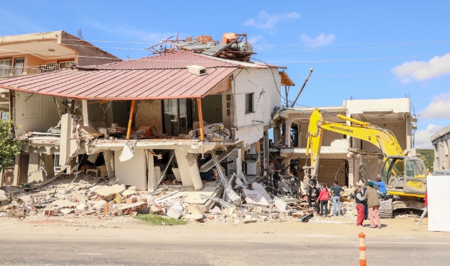 Hatay'da yıkımına başlanan evden eşyaları elden ele vererek çıkardılar
