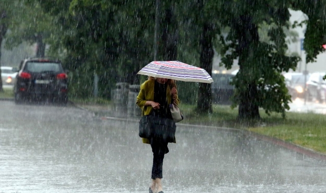 Hava sıcaklığı düşecek: Birçok il için kuvvetli yağış ve fırtına uyarısı