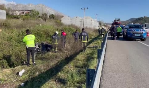 Hurdaya dönen otomobil 3 kişiye mezar oldu