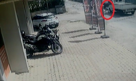 Husumetlisine silahla saldırdı