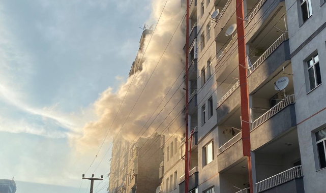 İftar vakti ağır hasarlı apartmanda yangın