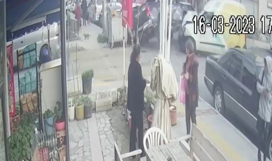 İki araç kafa kafaya çarpıştı