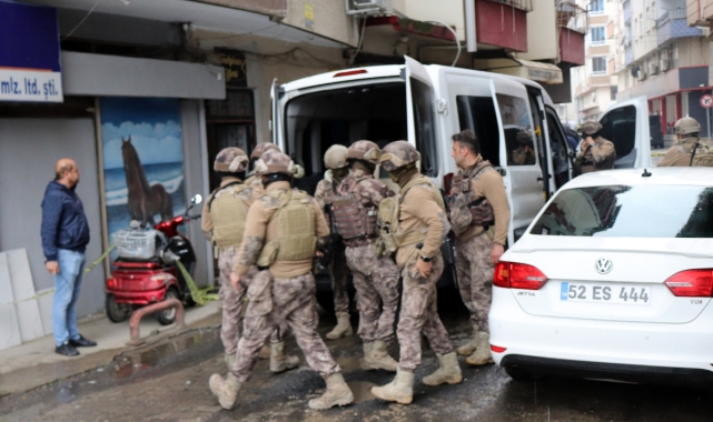 İki kişiyi vurup kendisini çatıya kilitledi