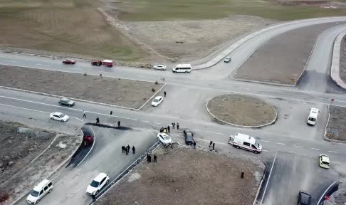 İki otomobil çarpıştı! 1’i bebek 6 yaralı