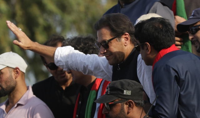 Imran Khan için iki tutuklama emri çıkarıldı