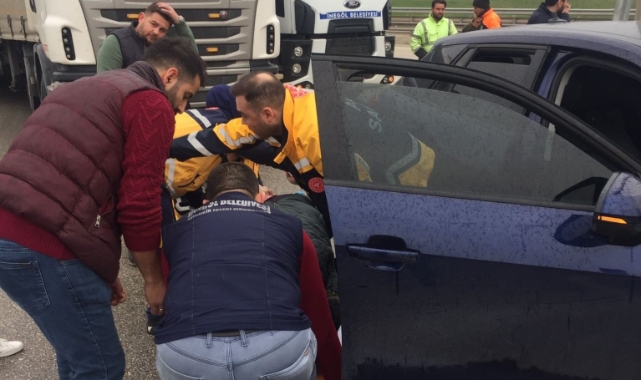 İnegöl'de otomobil bariyerlere çarptı: 2 yaralı
