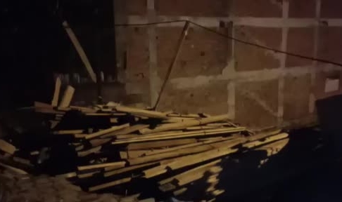 İnşaat halindeki binanın istinat duvarı çöktü