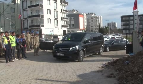 İran Dışişleri Bakanı deprem bölgesinde