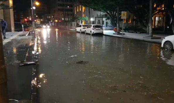 İskenderun'de deniz yükseldi, sahil yolu su altında kaldı