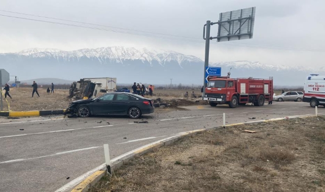 Isparta'da trafik kazası: Ölü ve yaralılar var