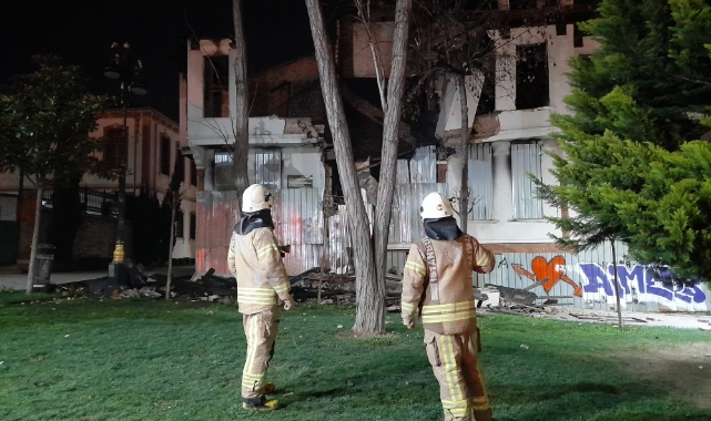 İstanbul Fatih'te 3 katlı bina kısmen çöktü