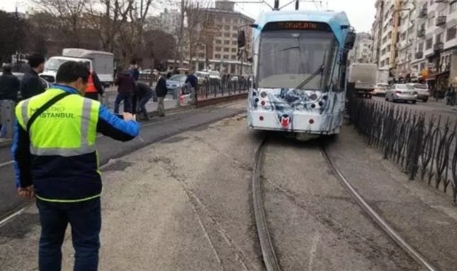 İstanbul-Sirkeci'de tramvay raydan çıktı