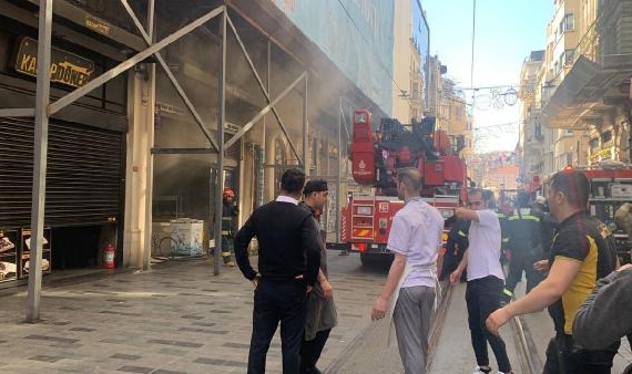 İstiklal Caddesi'ndeki yangın kiliseye sıçradı