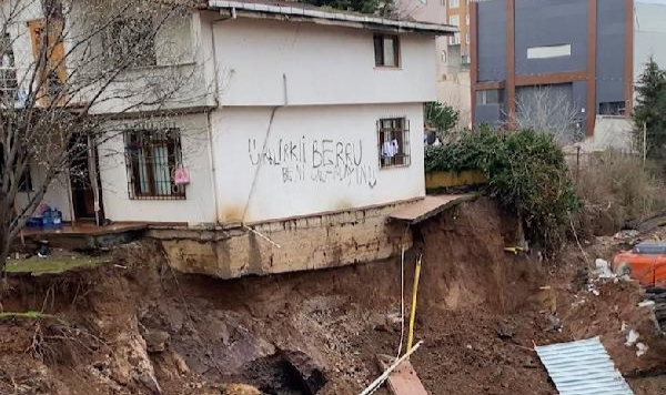 İstinat duvarı çöktü