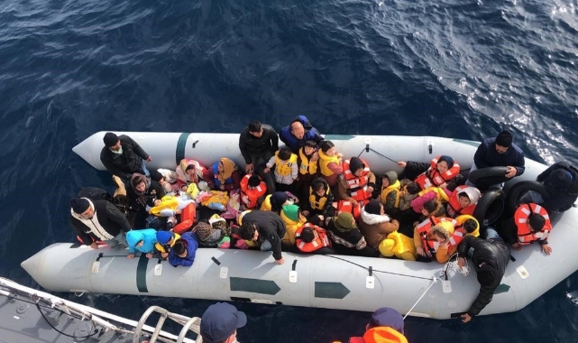 İzmir’de 54 göçmen kurtarıldı