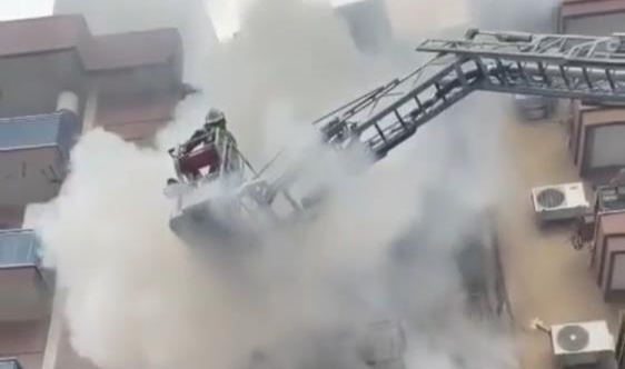 İzmir'de çıkan yangında 3 kişi dumandan etkilendi