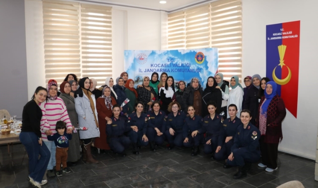 Jandarma depremzede kadınları unutmadı