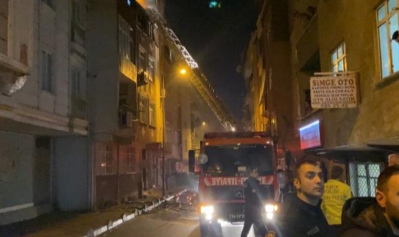 Kaldığı çatı katını yakıp sosyal medyada paylaştı