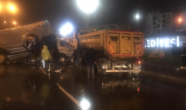Kamyon ticari taksinin üstüne devrildi: 3 yaralı