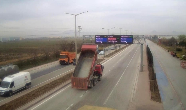 Kamyonun açık kalan damperi ortalığı karıştırdı