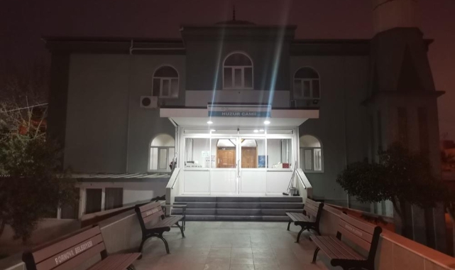Kapıya siper oldu: Cemaati camiye sokmadı