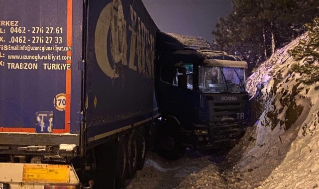 Kar kaza getirdi: TIR çarparak durabildi