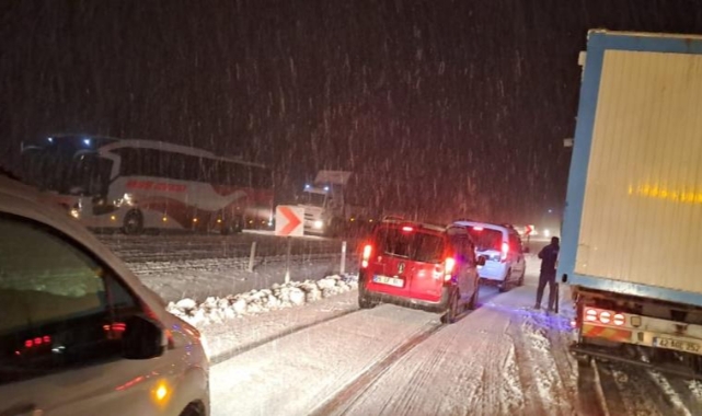 Kar yağışı nedeniyle trafik durma noktasına geldi