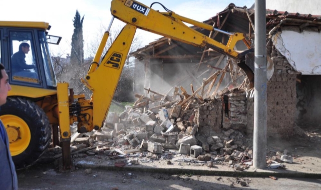 Karacabey’de metruk binaların yıkımı sürüyor