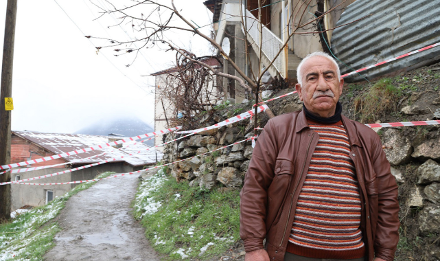 Kayan toprak istinat duvarını yıktı! 3 ev tahliye edildi