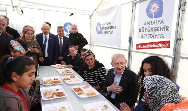 Kılıçdaroğlu, depremzedelerle yemek yedi