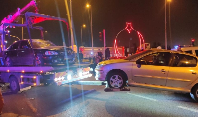 Kırmızı ışıkta geçen araçla kafa kafaya çarpıştılar