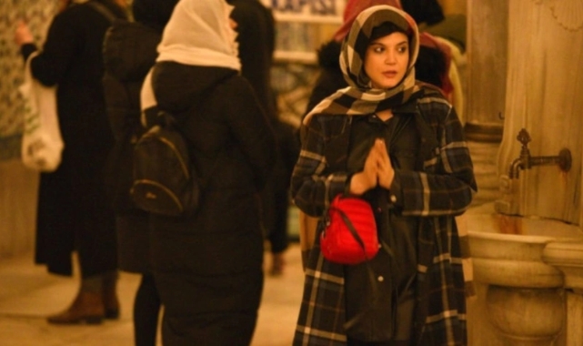 Kızılcık Şerbeti'nin Nilay'ı Eyüp Sultan'da dua etti