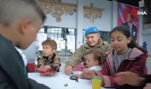 Komandolar Malatya’da çocuklarla ilgileniyor