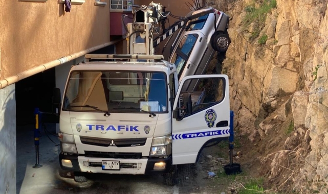 Kontrolden çıkan araç, bina boşluğuna uçtu