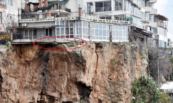 Korkutan manzara: Falezlerde yarık oluşan kaya üzerine 'ev'