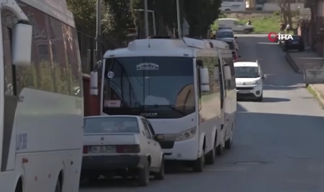 Küçük çocukları sopayla döven servis şoförü yakalandı