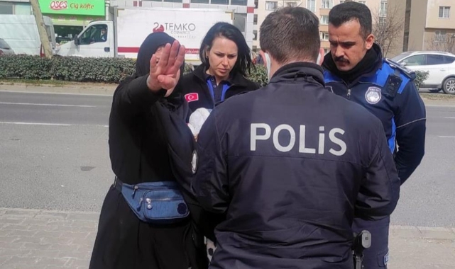 Kundağa sarılı bez oyuncak ile dilencilik yaparken yakalandı