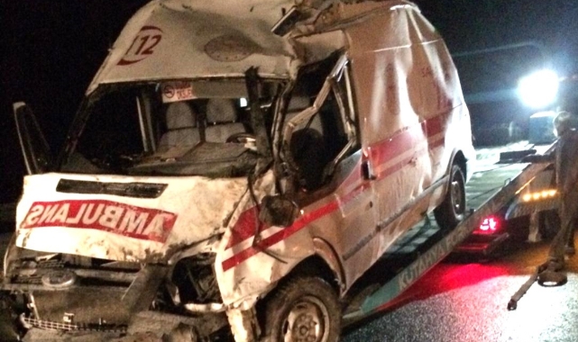 Kütahya'da ambulans devrildi: 3 yaralı